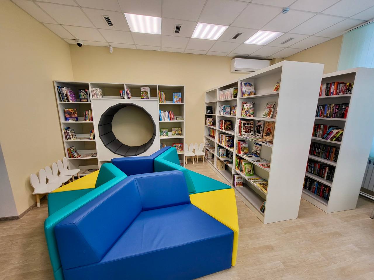 Стеллажи и мягкая мебель для библиотеки