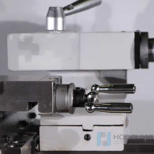 Универсальный токарный станок
