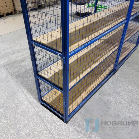 Закрытый стеллаж для хранения инвентаря