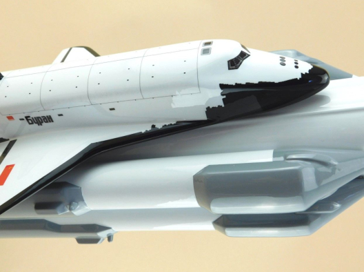 Модель ракеты-носителя Энергия-буран (М1:144)