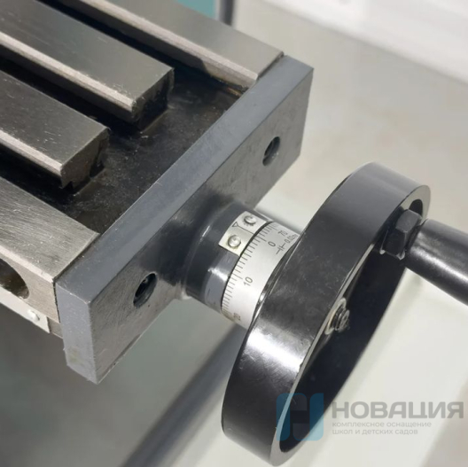 Универсальный фрезерный станок