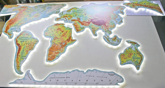 Карта Мира из резных стендов с подсветкой, 3200х2100 мм