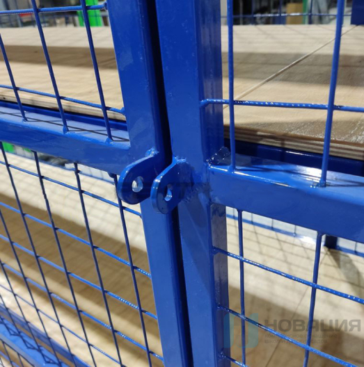 Закрытый стеллаж для хранения инвентаря